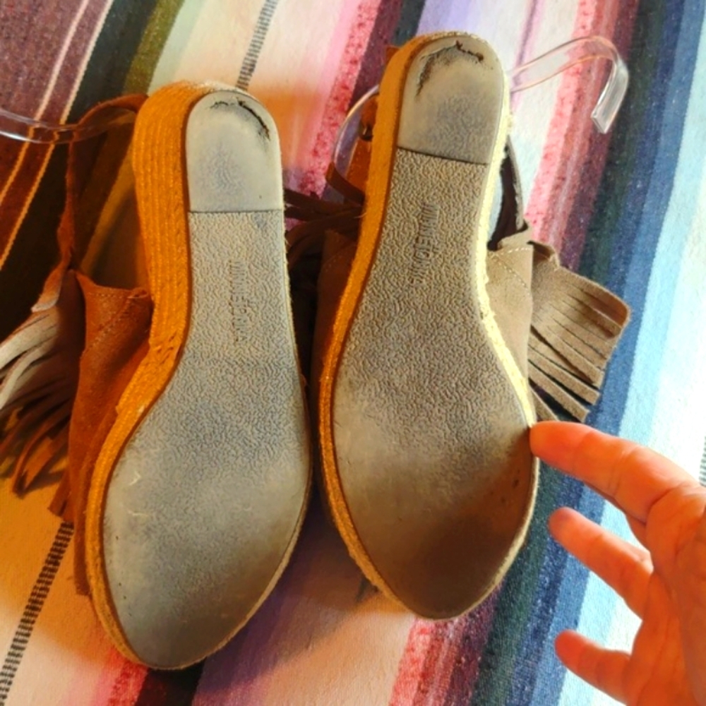 Minnetonka fringe suede wedge sandal size 9 tan - Picture 4 of 4